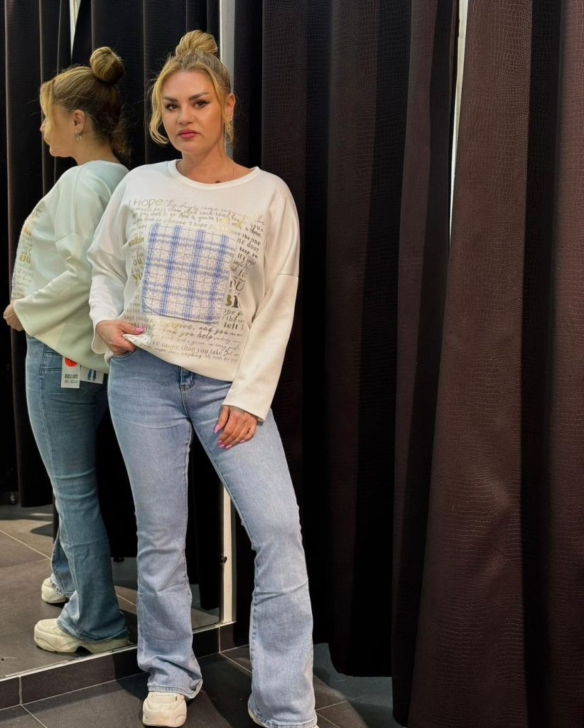  The Graphic Sweatshirt + Light-Wash Flare Jeans + Sneakers