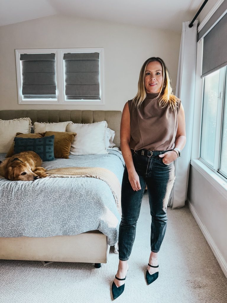  Brown Mock-Neck Blouse + Dark Wash Skinny Jeans + Black Slingback Heels