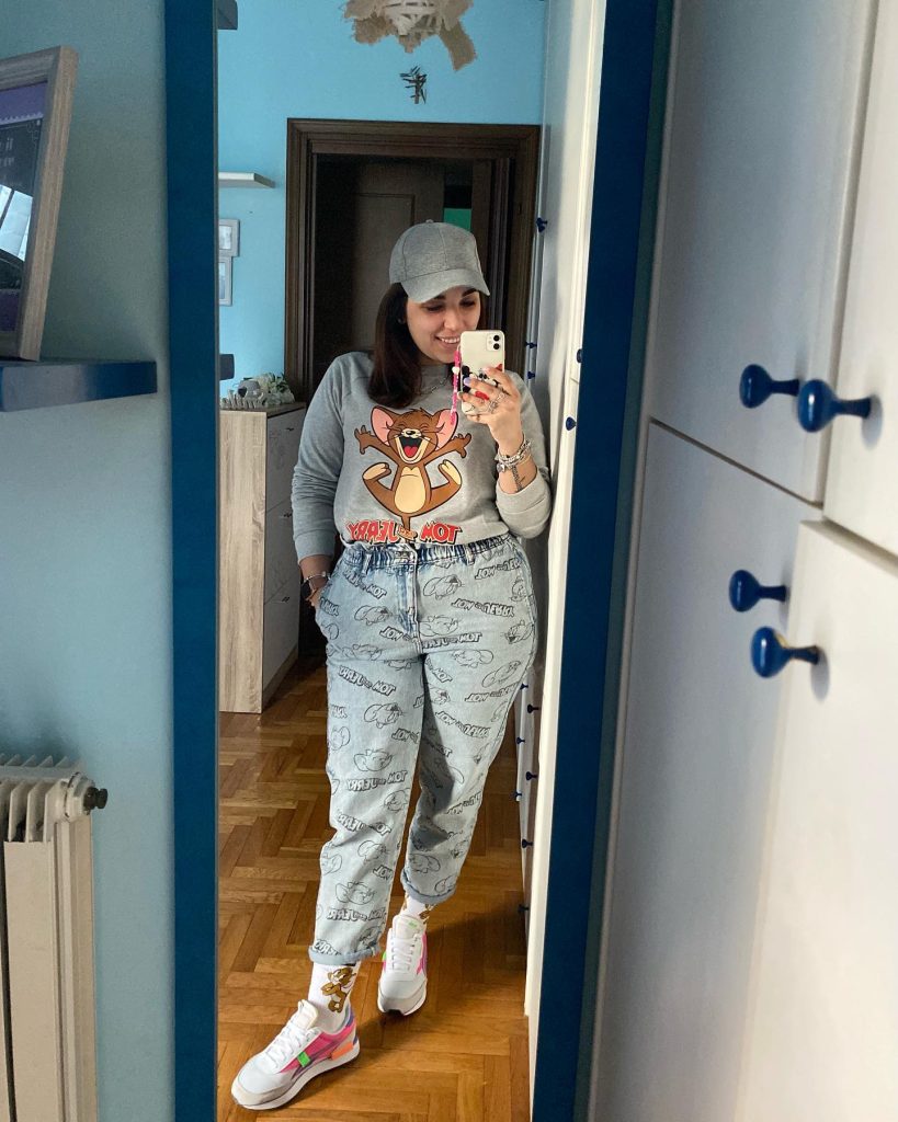 Grey Graphic Sweatshirt + Printed Denim Jeans + White Sneakers
