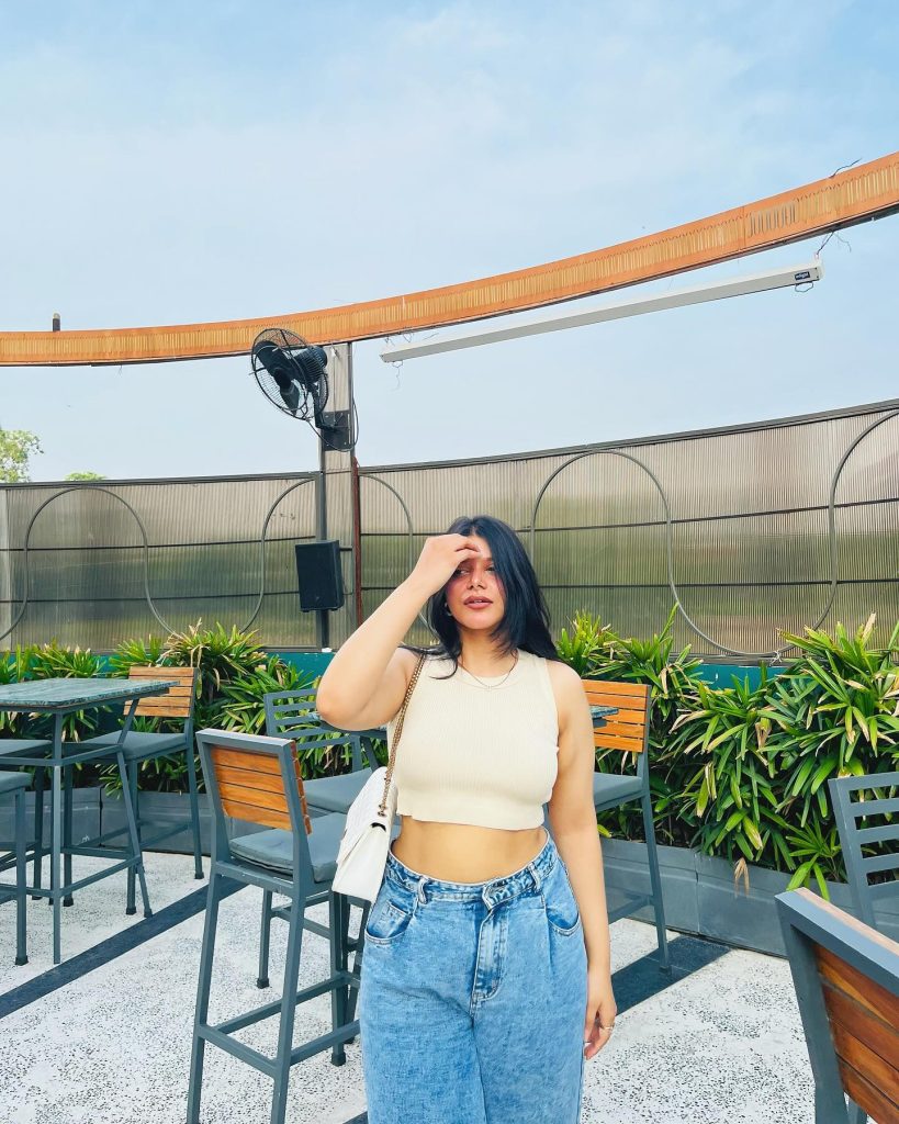 Cream Ribbed Crop Top + Baggy Jeans + White Quilted Bag