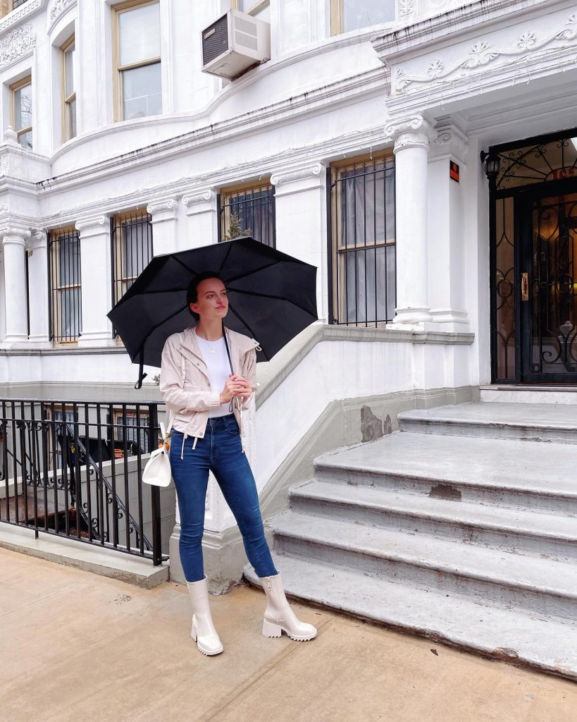 Beige Windbreaker + Skinny Jeans + Black Umbrella