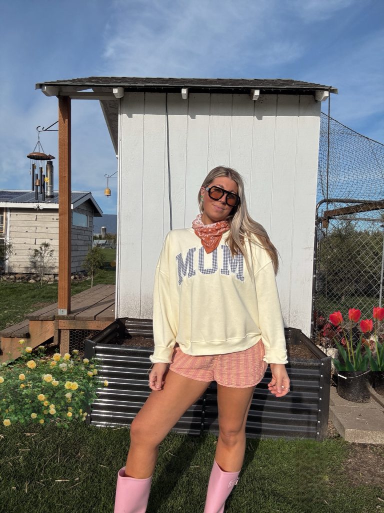 Yellow "MUM" Sweatshirt + Pink Striped Shorts + Pink Rubber Boots