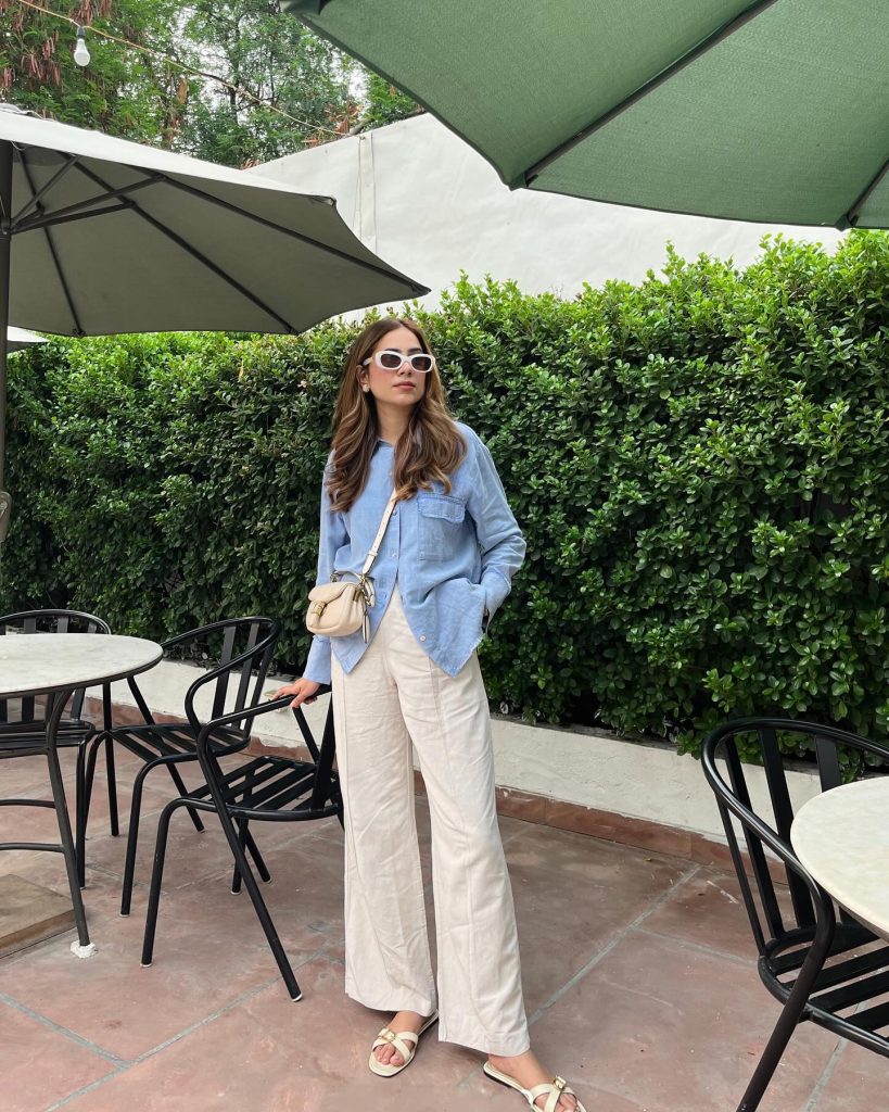Blue Oxford Shirt + Off-White Wide-Leg Pants + Beige Crossbody Bag