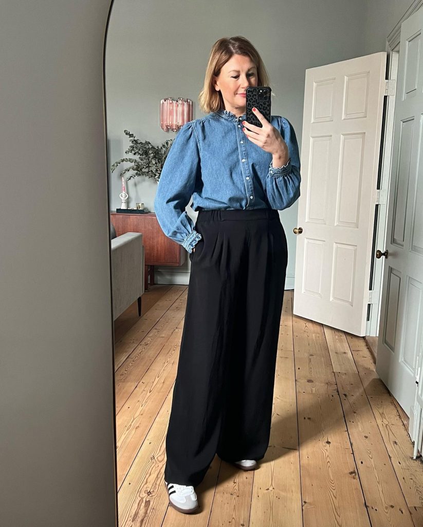 Blue Denim Ruffle Shirt + Black Wide-Leg Pants + White Sneakers