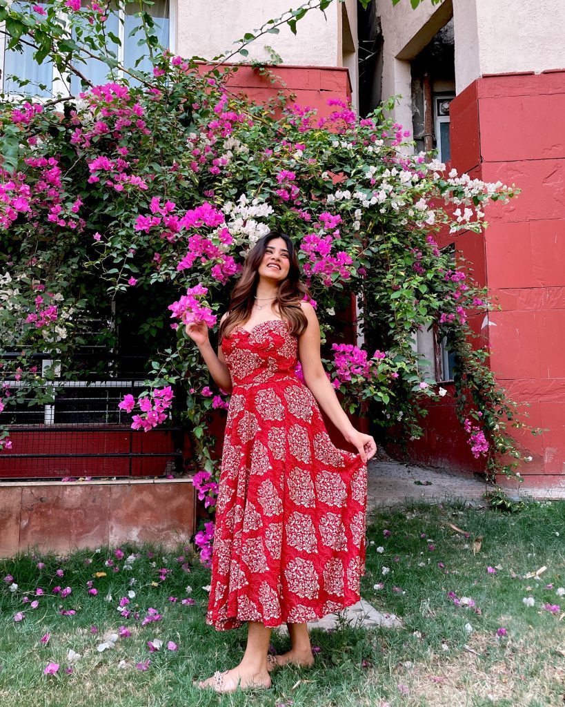 Red Floral Maxi + Sweetheart Neckline + Neutral Sandals