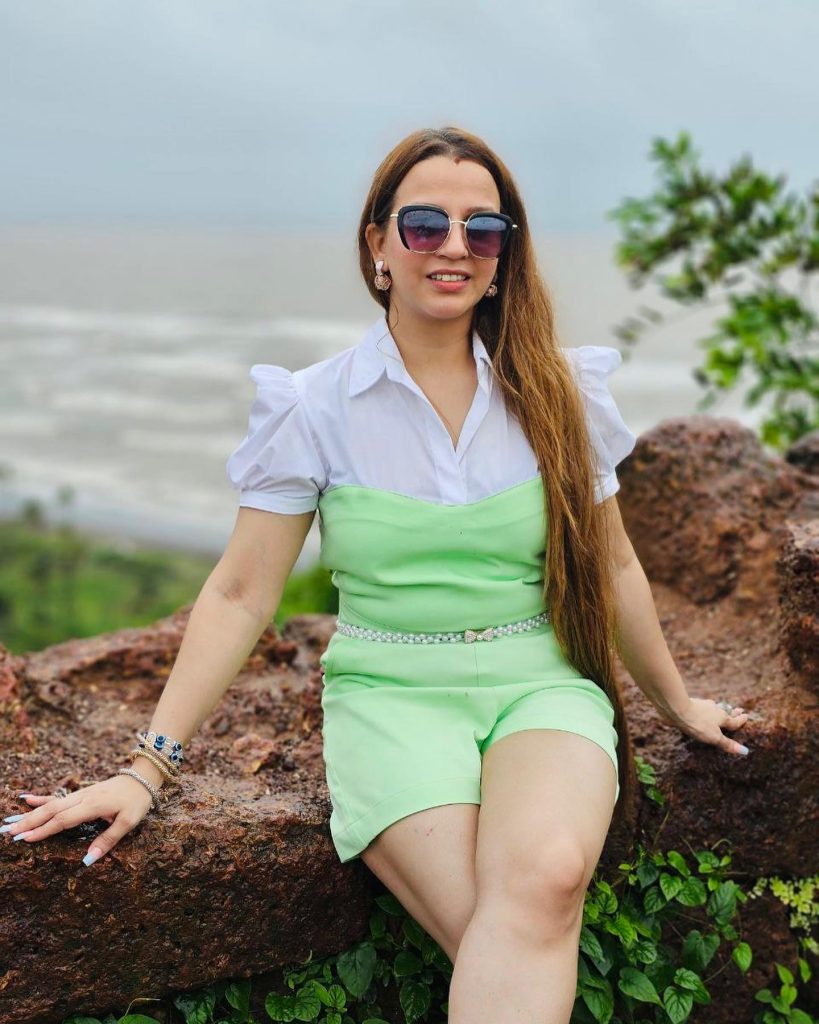  Lime Green Romper + White Puff-Sleeve Shirt + Pearl Belt