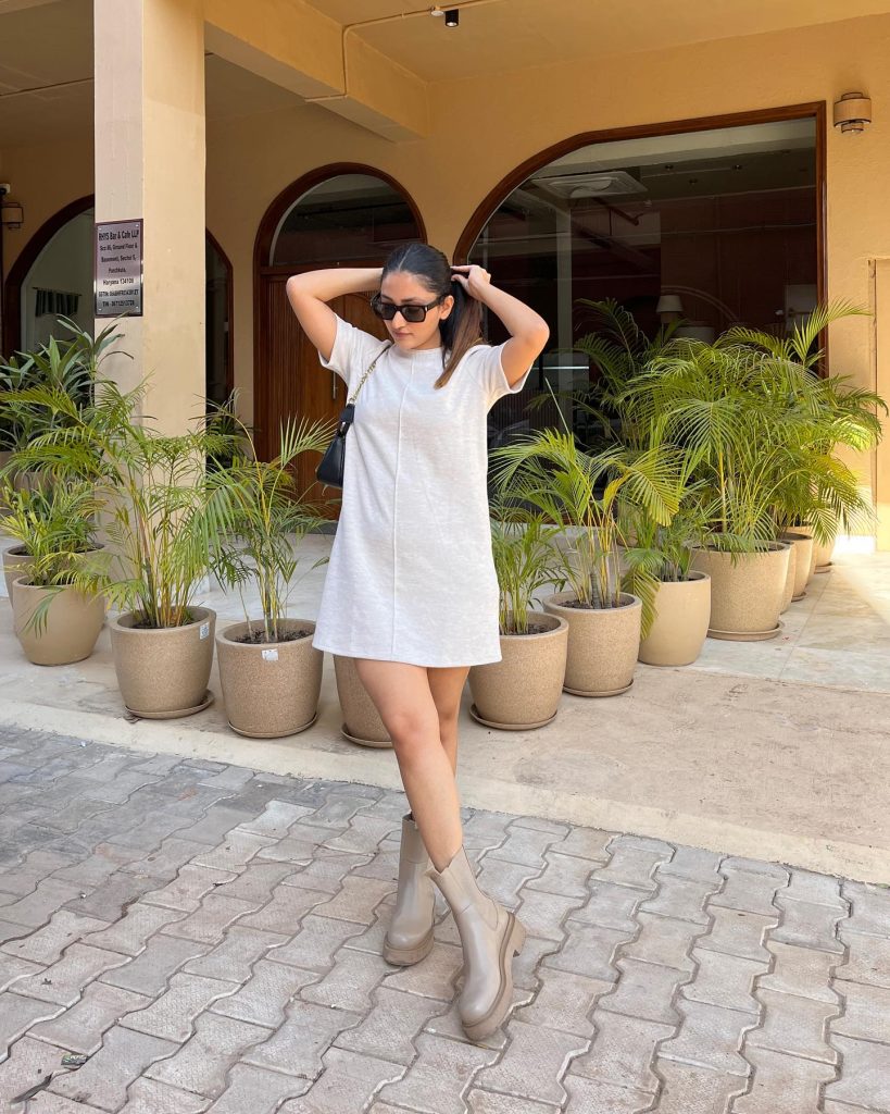 Light Gray T-Shirt Dress + Beige Chunky Chelsea Boots + Black Shoulder Bag