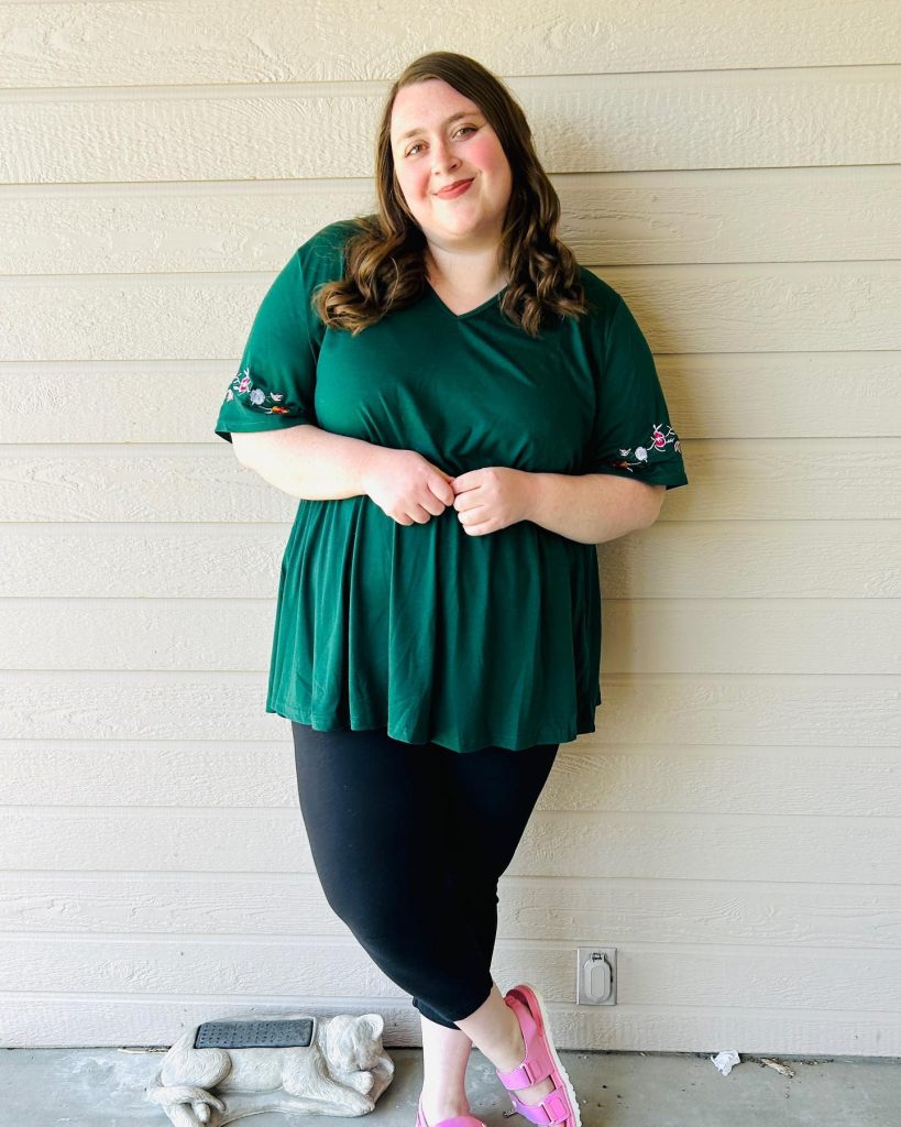 Green Peplum Top + Black Leggings + Pink Sandals