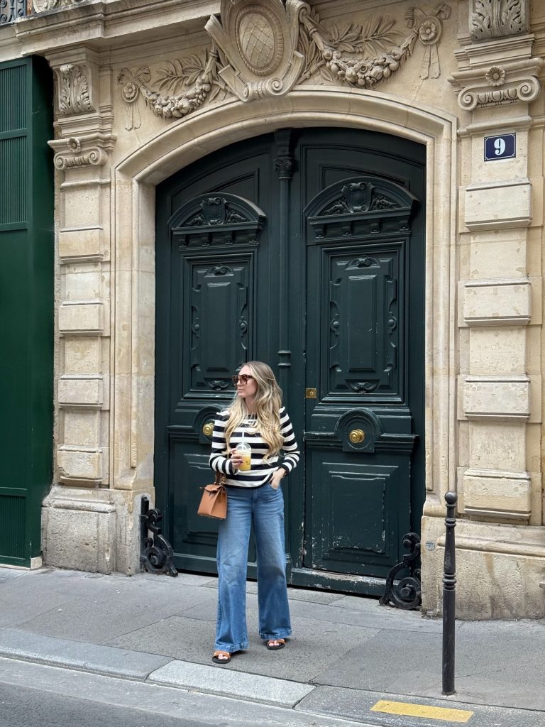  Black and White Striped Long Sleeve Top + Blue Wide-Leg Jeans + Tan Leather Shoulder Bag